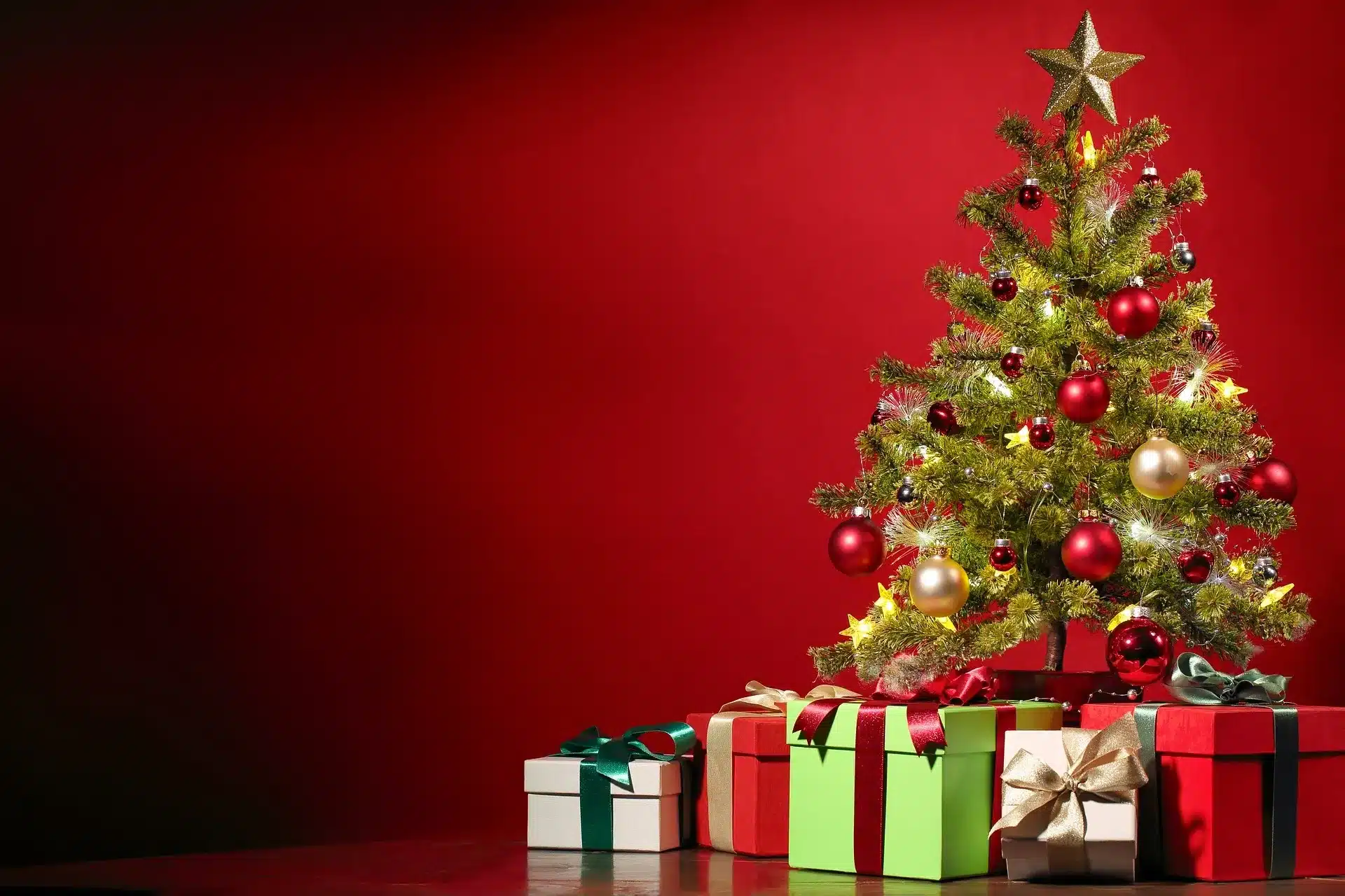 Christmas tree and presents on a red background